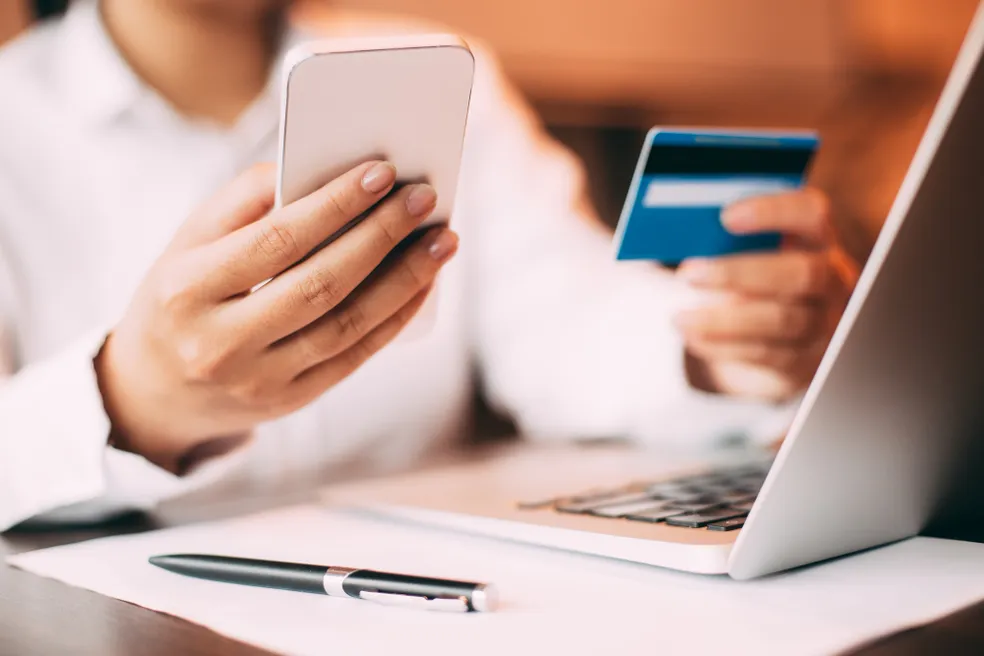 woman-credit-shopping-smartphone-manager